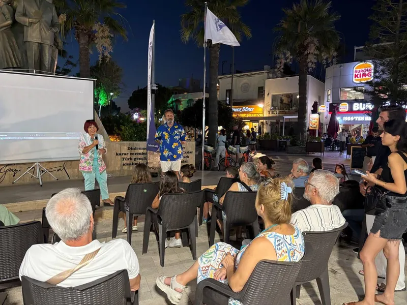 Bodrum Kitap ve Edebiyat Fuarı’nda (2026) akşam saatlerinde açık hava söyleşisi.