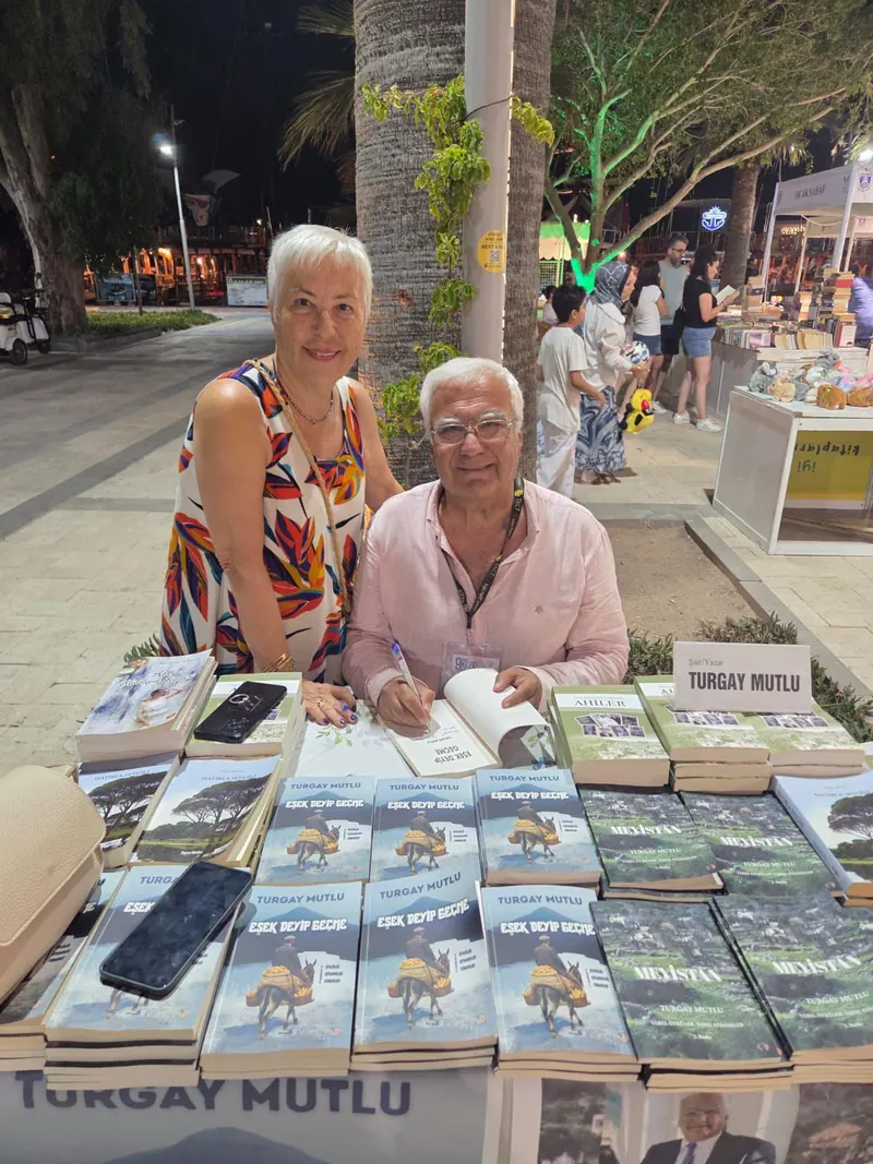 Bodrum Kitap ve Edebiyat Fuarı’nda yazar imza standı.