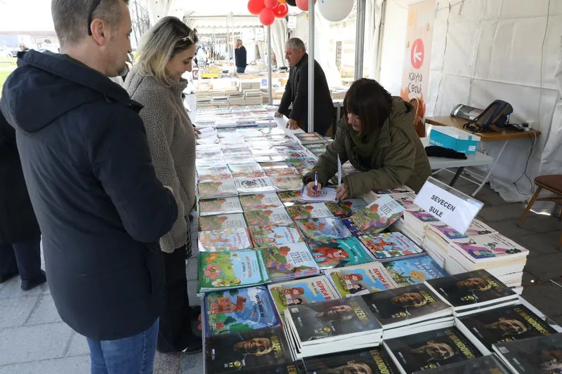 Eyüpsultan Kitap Fuarı’nda (2025) bir yayınevi standında kitap imzası ve ziyaretçiler.