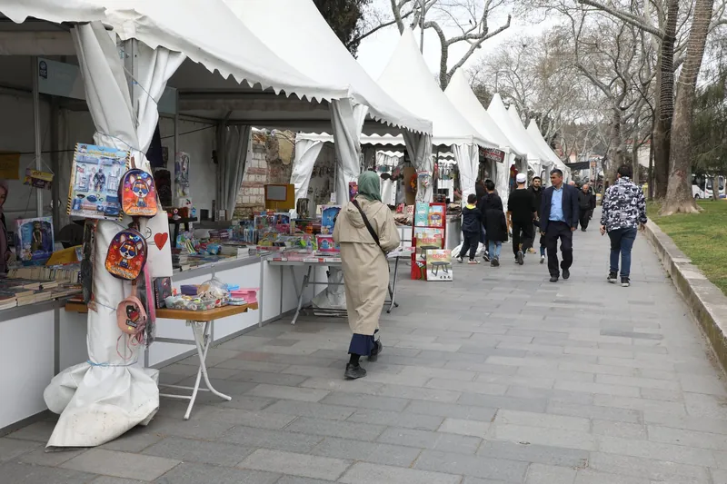 Eyüpsultan Kitap Fuarı’nda (2025) beyaz çadırlı stantlar arasında dolaşan ziyaretçiler.