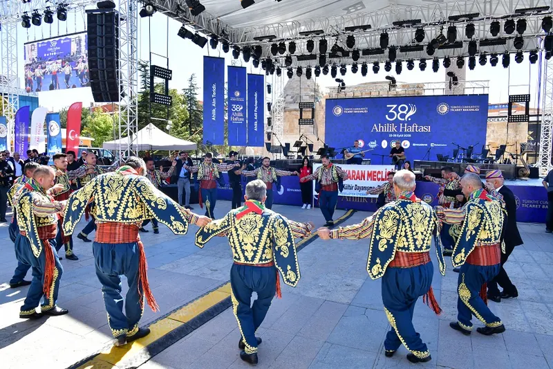 38. Ahilik Haftası’nda (2025) Kırşehir’de sahne önünde halk oyunu gösterisi.