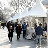 Eyüpsultan Kitap Fuarı’nda (2025) açık hava stantları arasında dolaşan ziyaretçiler