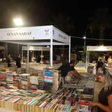 Bodrum Kitap ve Edebiyat Fuarı’nda (2026) sahaf standında kitap inceleyen ziyaretçiler